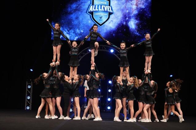 Pyramide beim Cheerleading