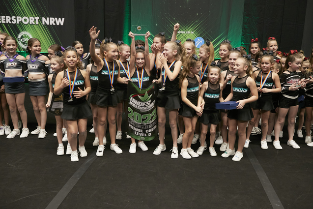 Cheerleading Kinder jubeln bei der Siegerehrung