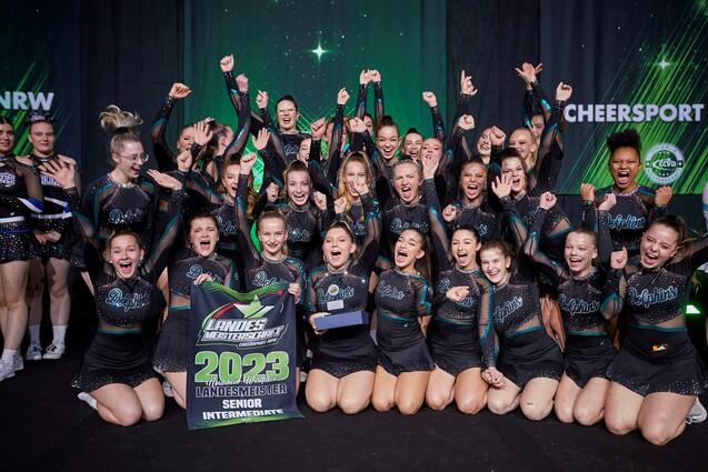 Cheerleading Seniorenteam jubelt bei der Siegerehrung