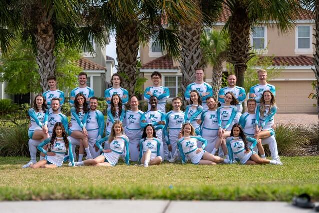 Das Team Dolphins Smoed posiert vor Palmen in Florida