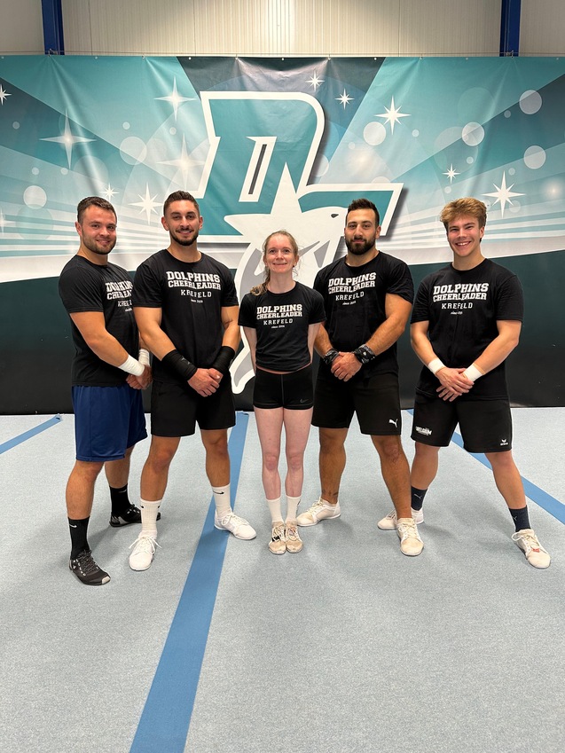 F&uuml;nf Cheerleader*innen