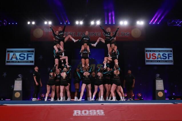 Pyramide eines weiblichen Cheerleading Teams