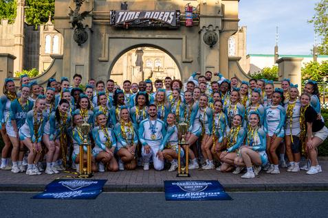 Die Teams Dolphins Allstars und Coed posieren mit ihren Pokalen.