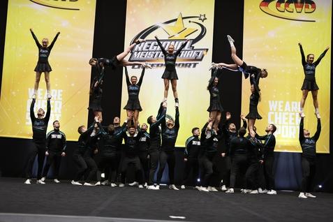 Pyramide eines gemischten Cheerleading Teams