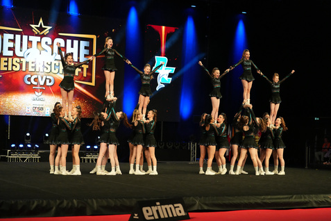 Sechs M&auml;dchen werden beim Cheerleading hochgehoben