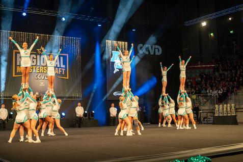 F&uuml;nf weibliche Groupstunts beim Cheerleading