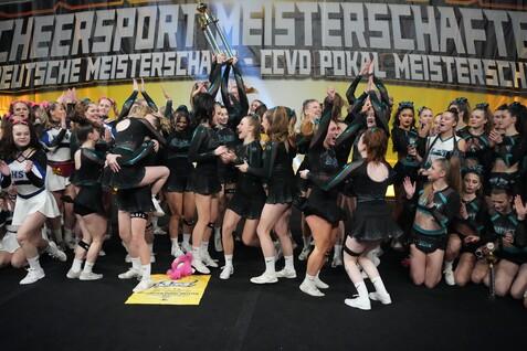 Eine Cheerleadinggruppe jubelt
