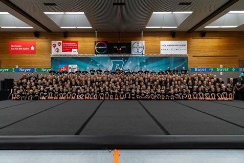 Alle Cheerleader*innen zeigen sich gemeinsam