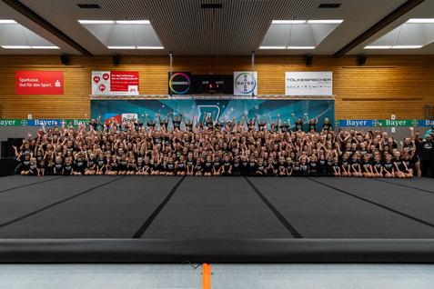 Alle Cheerleader*innen zeigen sich gemeinsam