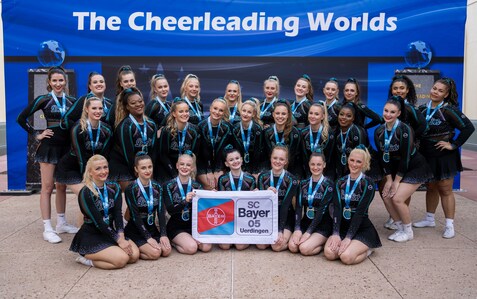 28 Cheerleaderinnen mit WM-Medaillen