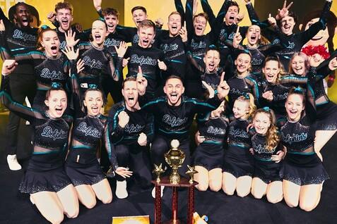 Gemischtes Cheerleading Team jubelt bei Regionalmeisterschaft