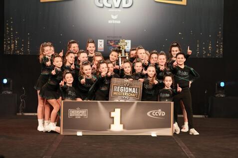 Junges Cheerleading Team freut sich &uuml;ber Platz 1