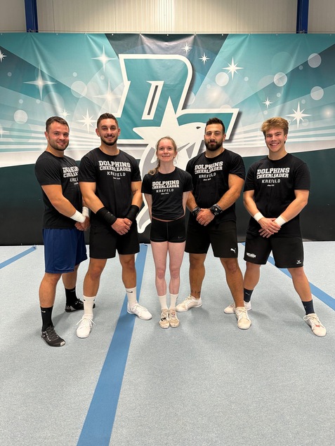 F&uuml;nf Cheerleader*innen