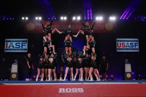 Pyramide eines weiblichen Cheerleading Teams