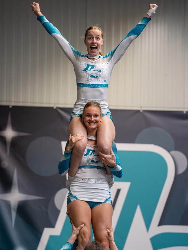 Die Cheerleaderinnen der Dolphins Allstars bauen eine Pyramide.