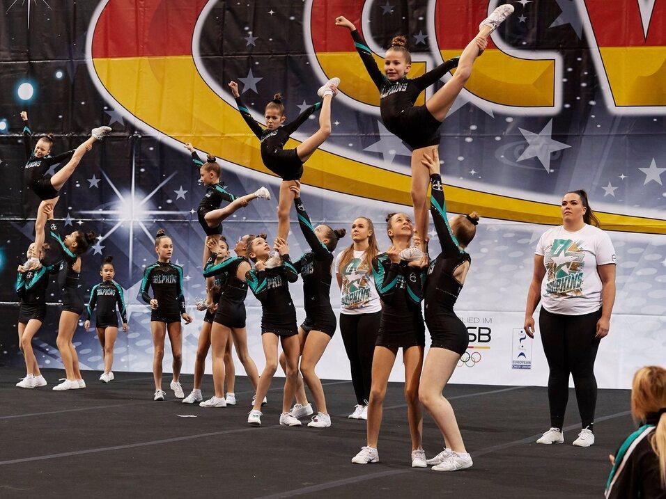 Cheerleading Kinder zeigen einen Stunt