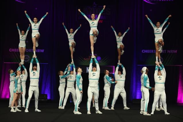 6 Cheerleaderinnen werden jeweils von einem Mann getragen