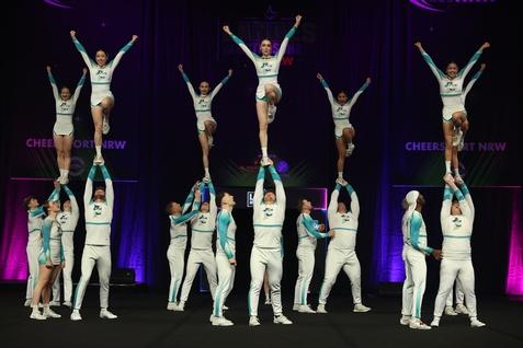 6 Cheerleaderinnen werden jeweils von einem Mann getragen