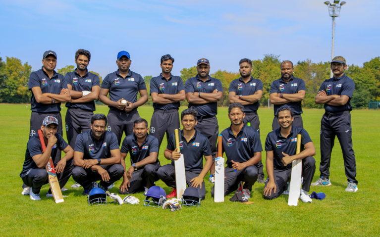 Mannschaftsbild mit Cricketschlägern