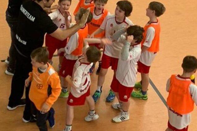 Kinder klatschen beim Trainer ab