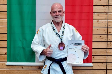 Judoka Rüdiger Vaegs posiert mit seiner Bronze Medaille