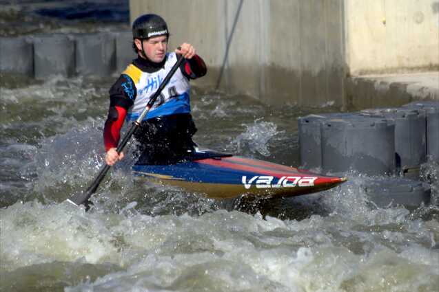 Ein Kanute f&auml;hrt im Wellenkanal Kanuslalom