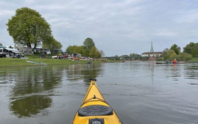 Spitze eines gelben Kanus auf einem großen Fluss