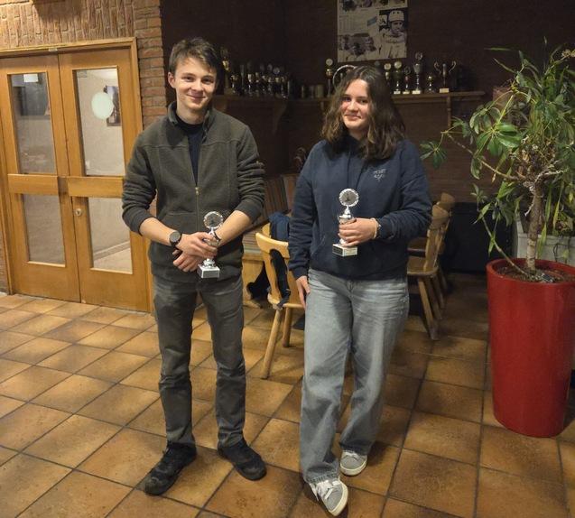 Zwei Jugendliche halten Pokale in den H&auml;nden