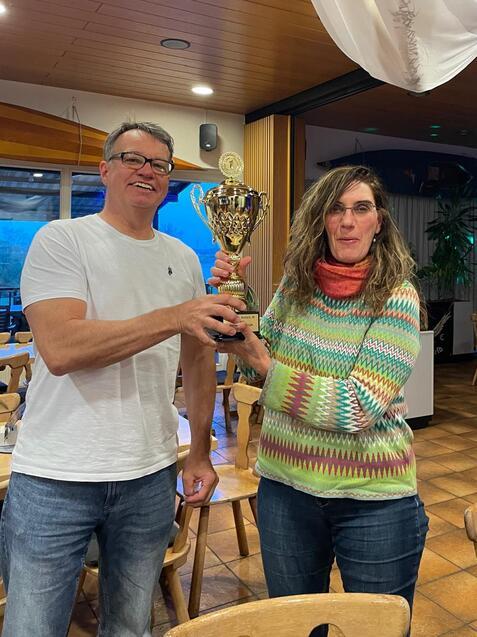 Mann &uuml;berreicht Pokal an Frau