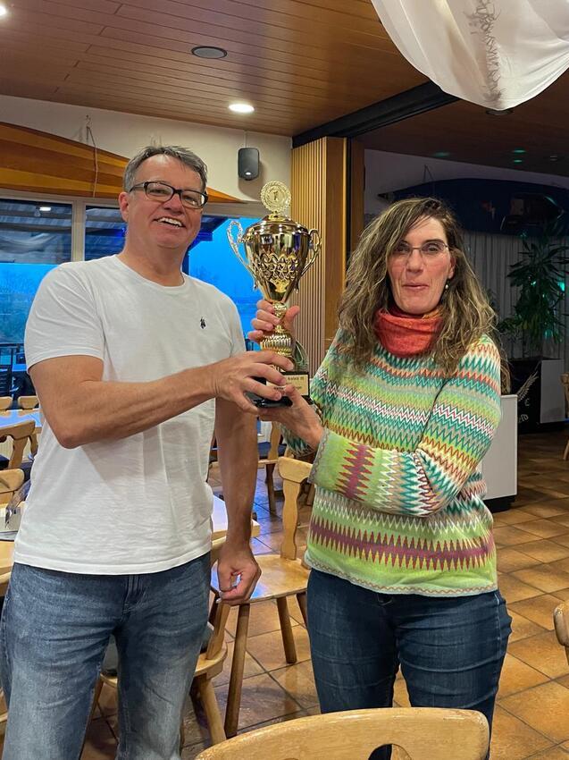 Mann &uuml;berreicht Pokal an Frau