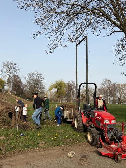 Menschen die M&uuml;ll aufsammeln auf einer Wiese