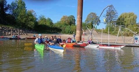 Bereit zum Ablegen: Die Kanuten in ihren Booten am Ufer