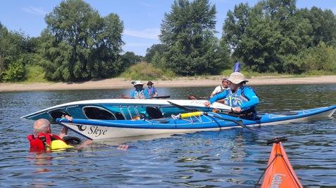 Die Kursteilnehmer üben Manöver auf dem Wasser