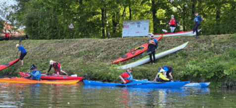 Kanus liegen auf einem Deich