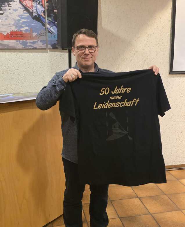 Klaus Diederich h&auml;lt ein T-Shirt hoch