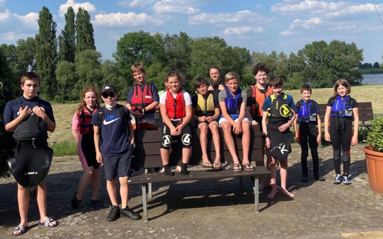 Jugendliche mit Schwimmwesten