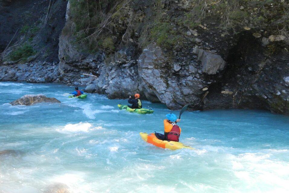 Zwei Kanuten im hellblauen Wildwasser