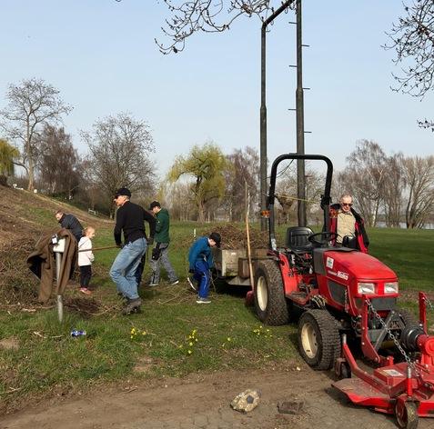 Menschen die M&uuml;ll aufsammeln auf einer Wiese