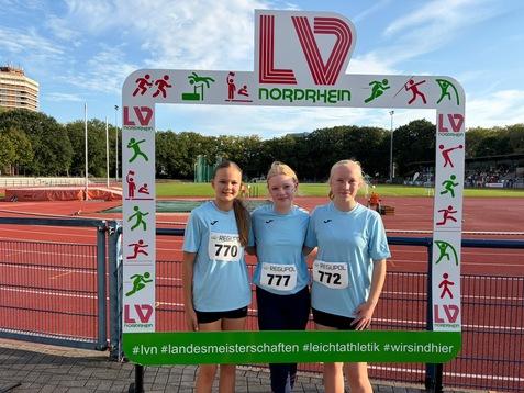 Die Leichtathleten posieren in einem Fotorahmen des Leichtathletikverbandes