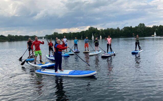 Stand Up Paddler bilden einen Halbkreis