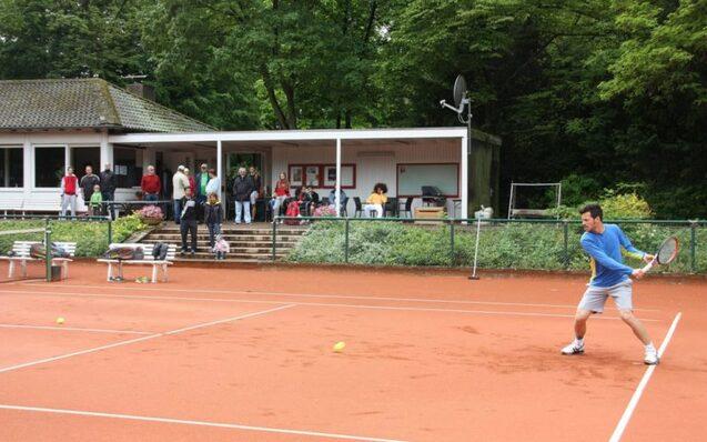 Ein Tennisspieler schl&auml;gt einen Ball