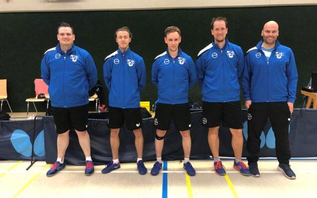 F&uuml;nf M&auml;nner in Trainingsjacken