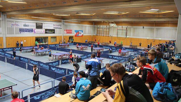 Blick in eine Tischtennishalle
