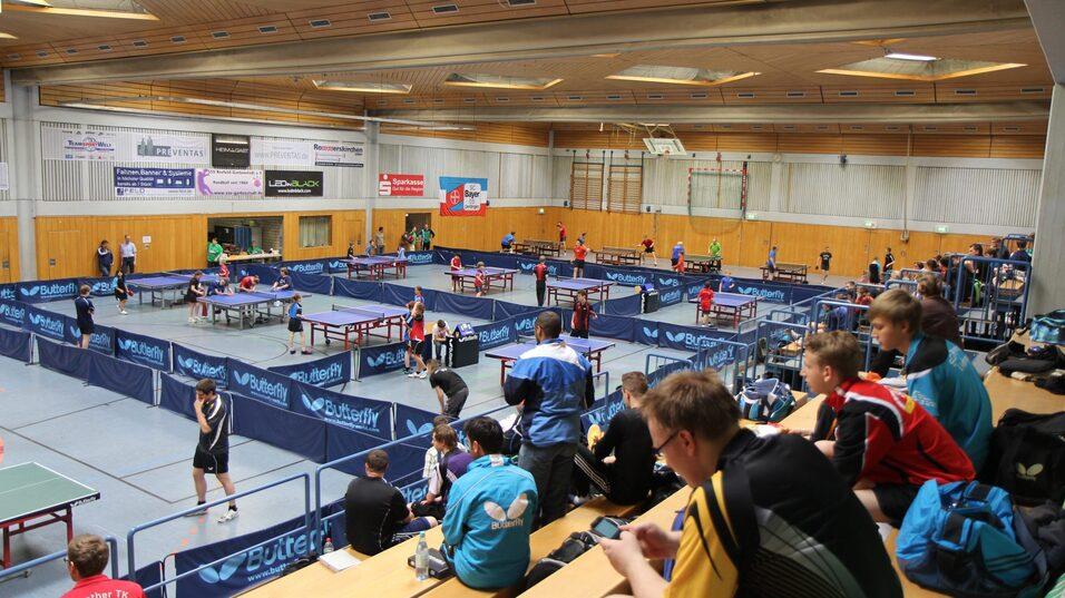 Blick in eine Tischtennishalle