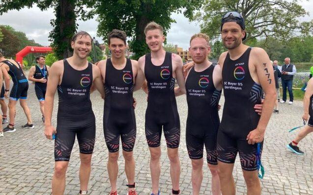 Gruppenfoto in Triathlon-Einteilern