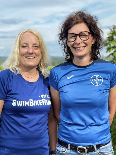 Zwei Frauen stehend l&auml;chelnd nebeneinander