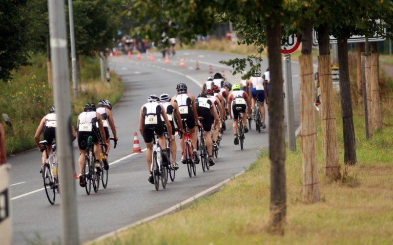 Gruppe Rennradfahrer auf der Straße