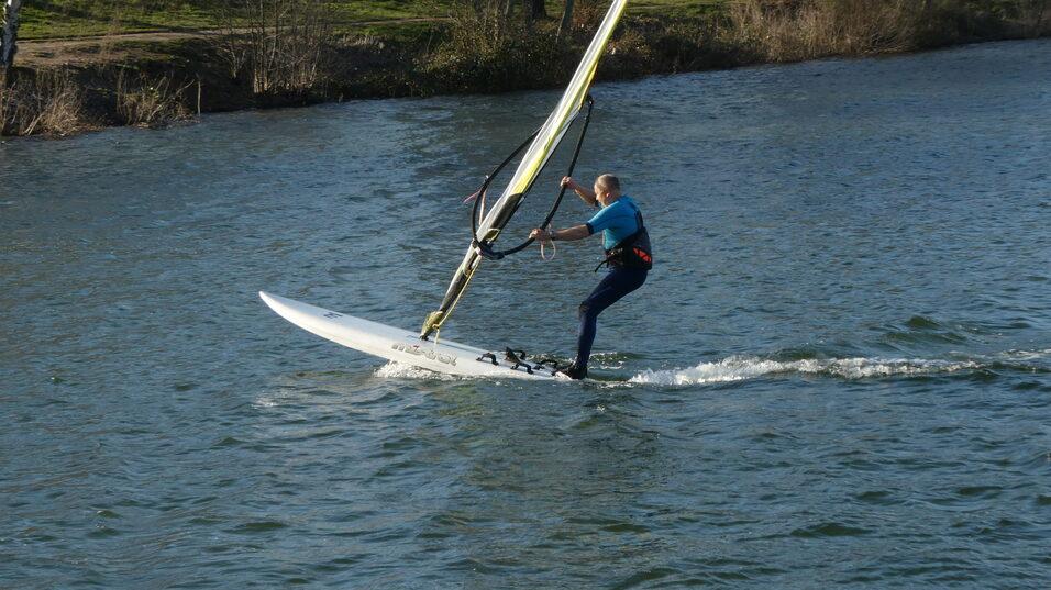 Ein Windsurfer