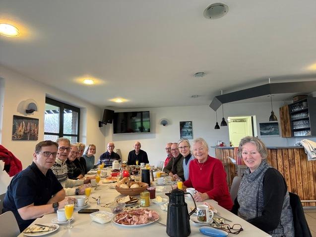 Senioren beim gemeinsamen Frühstück