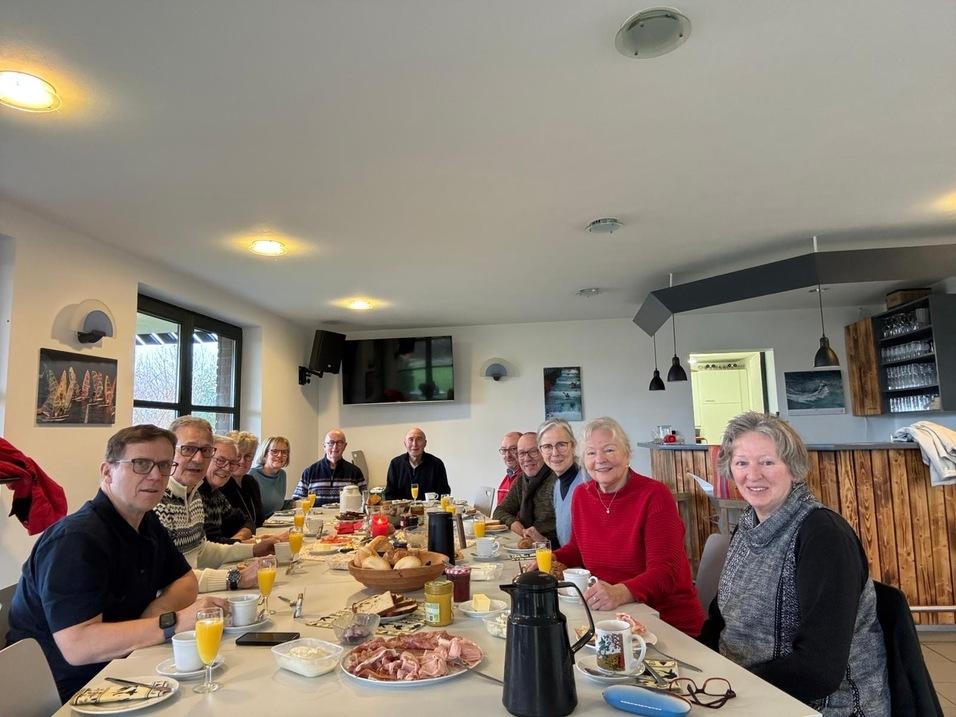 Senioren beim gemeinsamen Fr&uuml;hst&uuml;ck
